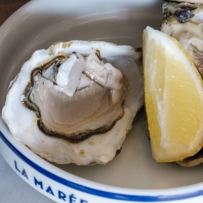 Client savourant un plateau de fruits de mer au restaurant La Marée Jeanne