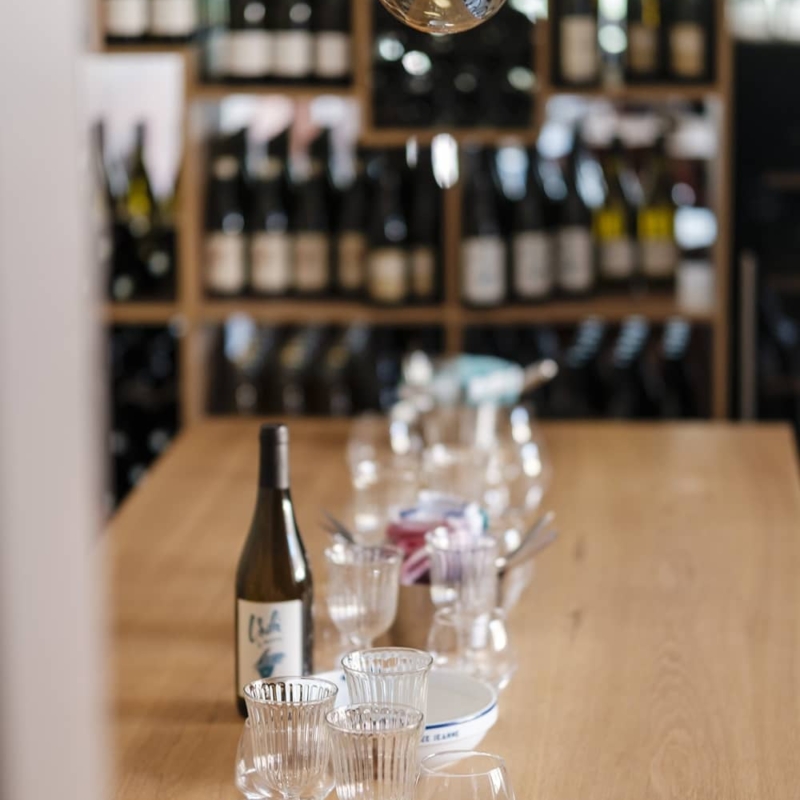 Intérieur du restaurant La Marée Jeanne, ambiance chaleureuse et conviviale avec décoration