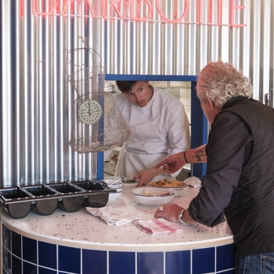 Chef de La Marée Jeanne en pleine préparation d'un plateau de fruits de mer